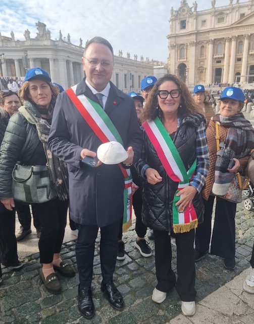 IL SANTO PADRE REGALA AL SINDACO MORRA E ALLA SORELLA TIZIANA IL SUO ZUCCHETTO PAPALE