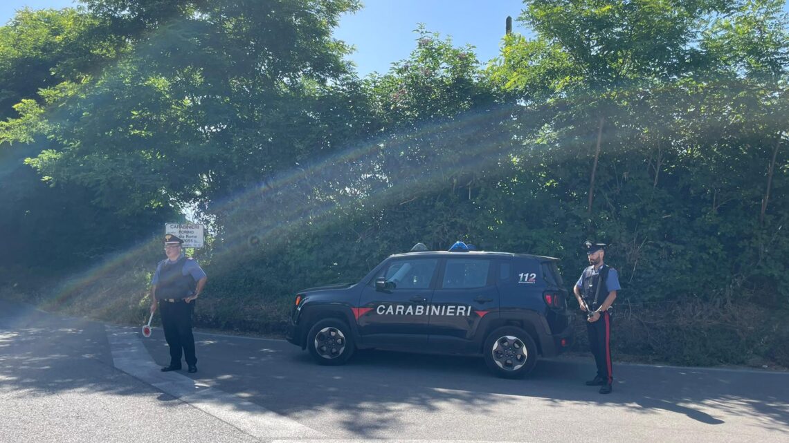 FORINO (AV) – AL CONTROLLO DEI CARABINIERI ESIBISCE UNA PATENTE ESTERA: TRENTENNE NEI GUAI FORINO (AV) – AL CONTROLLO DEI CARABINIERI ESIBISCE UNA PATENTE ESTERA: TRENTENNE NEI GUAI