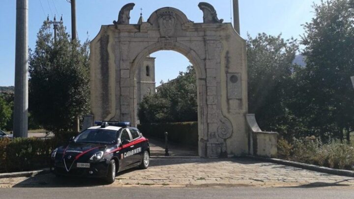 Montella (AV) – Coltivazione e Detenzione di sostanze stupefacenti: i Carabinieri denunciano un 46enne