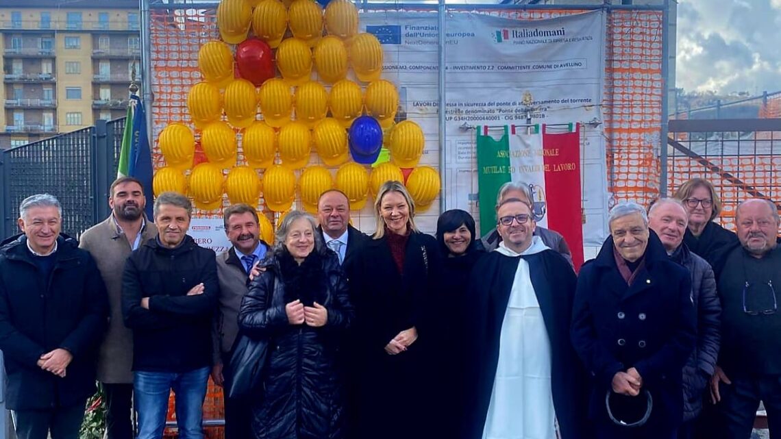 “Albero per la sicurezza”, inaugurata l’installazione sul Ponte della Ferriera “Albero per la sicurezza”, inaugurata l’installazione sul Ponte della Ferriera