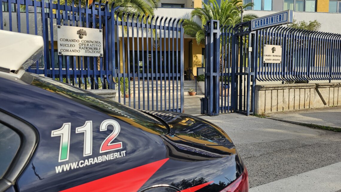 AVELLINO – Ruba all’interno di un appartamento, denunciato 18enne