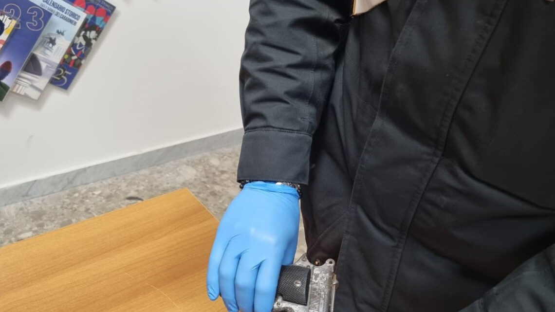 SAN MICHELE DI SERINO (AV): PASSEGGIA CON LA PISTOLA NASCOSTA IN AUTO. I CARABINIERI ARRESTANO UN 38ENNE SAN MICHELE DI SERINO (AV): PASSEGGIA CON LA PISTOLA NASCOSTA IN AUTO. I CARABINIERI ARRESTANO UN 38ENNE