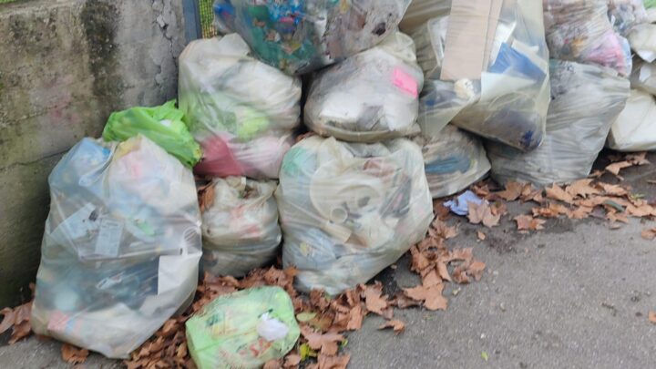 Emergenza rifiuti a Scafati: “Servizio inefficiente e Tari ingiusta”