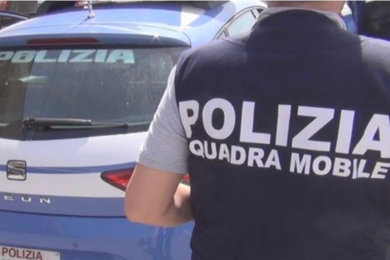 Avellino – Polizia di Stato: arrestato un 43enne per detenzione al fine di spaccio di sostanze stupefacenti e detenzione e porto illegale di un coltello a serramanico