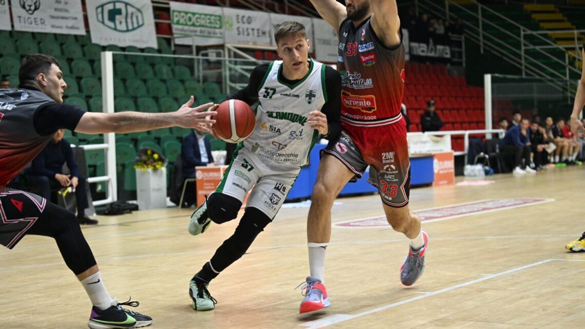 SCANDONE AVELLINO, IL DERBY E’ BIANCOROSSO. ANGRI VIOLA IL DEL MAURO