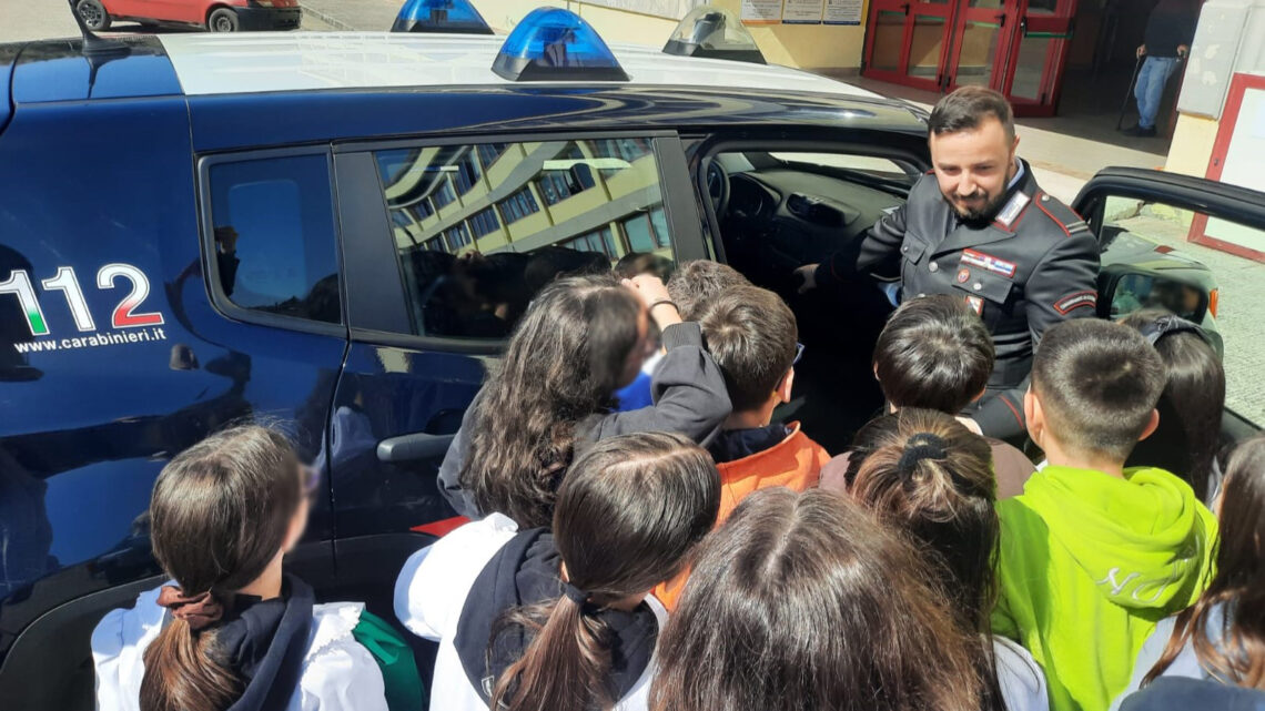 I CARABINIERI DEL COMANDO PROVINCIALE DI AVELLINO PROSEGUONO GLI INCONTRI DI PROSSIMITÀ CON STUDENTI E ANZIANI