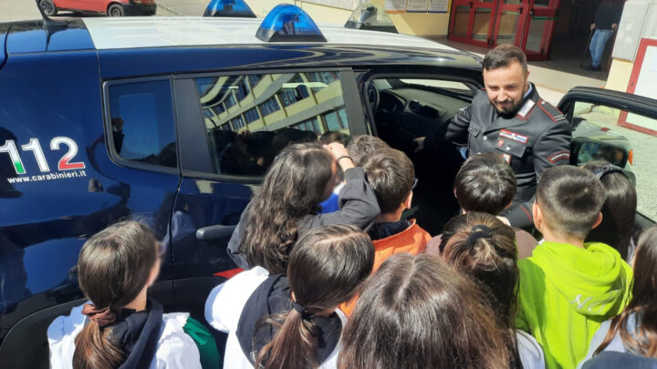 I CARABINIERI DEL COMANDO PROVINCIALE DI AVELLINO PROSEGUONO GLI INCONTRI DI PROSSIMITÀ CON STUDENTI E ANZIANI