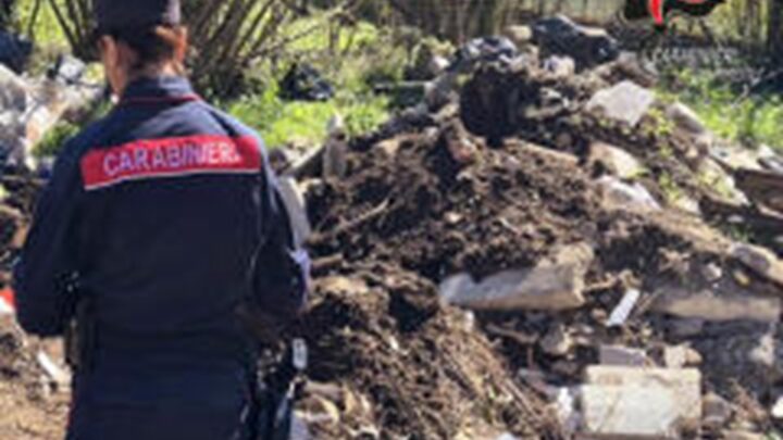 MONTEFORTE IRPINO (AV): I CARABINIERI SEQUESTRANO UN’AREA DI 300 METRI QUADRATI PER GESTIONE ILLECITA DI RIFIUTI