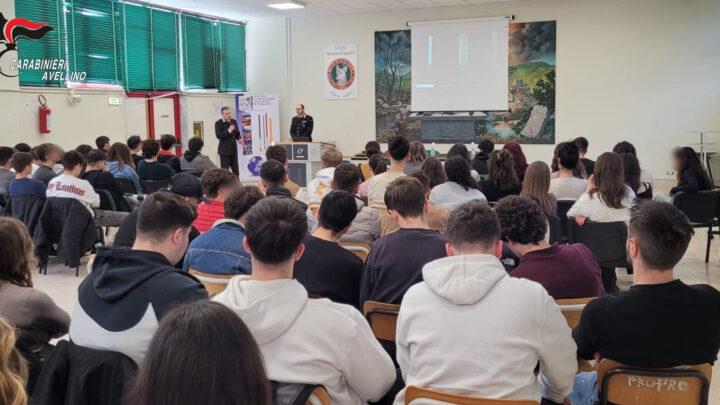 I CARABINIERI DEL COMANDO PROVINCIALE DI AVELLINO PROSEGUONO GLI INCONTRI DI PROSSIMITÀ CON STUDENTI E ANZIANI
