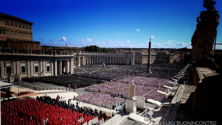 La commozione del mondo: un addio a Papa Francesco /Foto