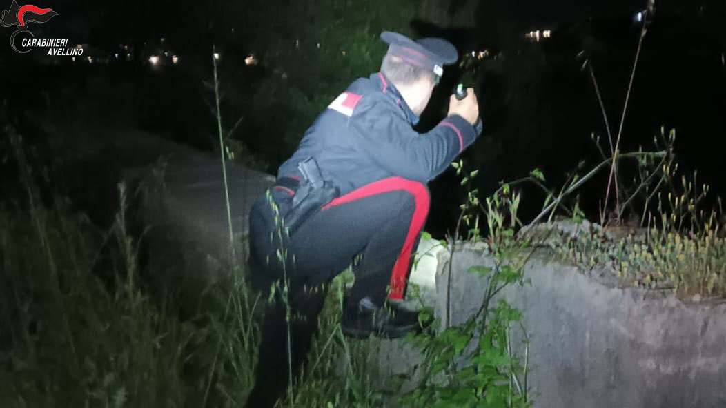 MONTORO (AV) – MINACCIA DI LANCIARSI DAL PONTE: 24ENNE SALVATA DAI CARABINIERI
