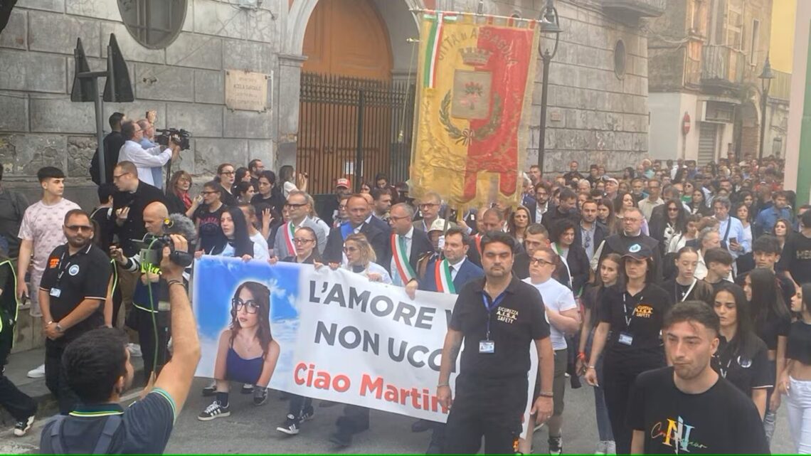 Afragola in lutto: fiaccolata in ricordo di Martina Carbonaro – In diretta dal nostro inviato