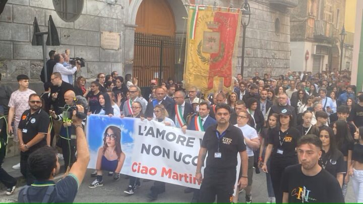 Afragola in lutto: fiaccolata in ricordo di Martina Carbonaro – In diretta dal nostro inviato