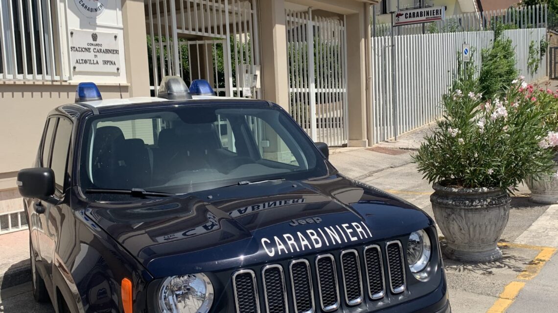 Auto in fiamme nella notte ad Altavilla Irpina: distrutta una vettura, danneggiate altre tre. Ipotesi incendio doloso