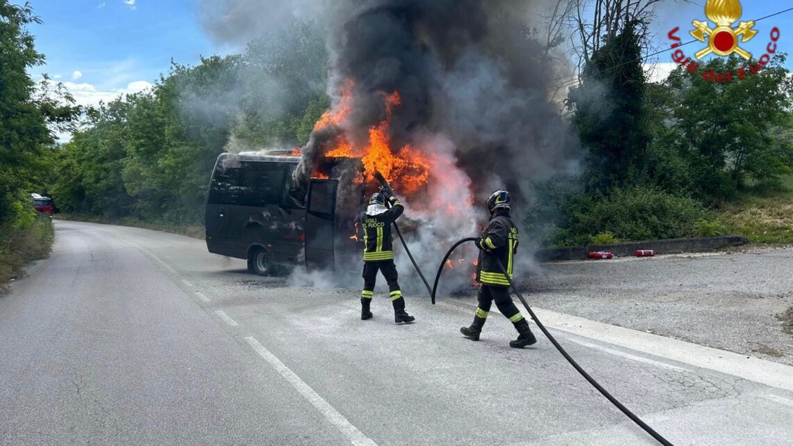 MELITO IRPINO – Autobus in fiamme sulla SP 283, intervengono i Vigili del Fuoco: nessun ferito