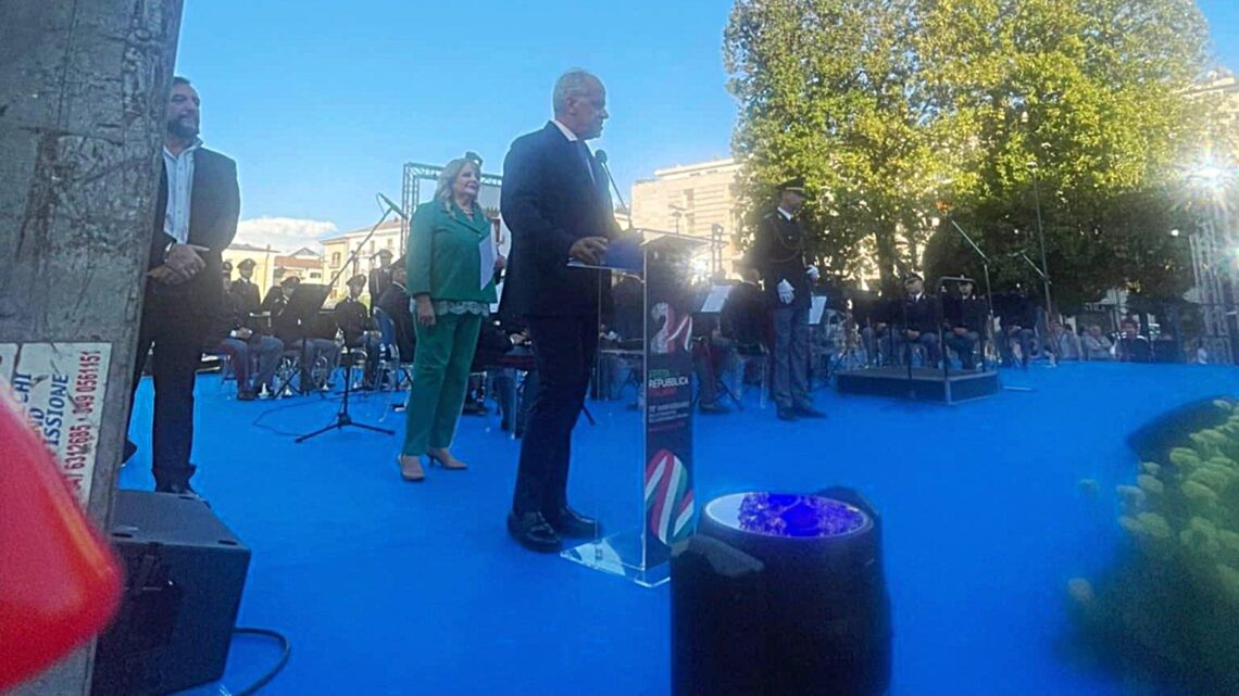 Il Ministro Piantedosi ad Avellino per la Festa della Repubblica 2025: Folla in piazza Libertà e Fanfara della Polizia. Iniziativa del Prefetto per promuovere dialogo e coesione istituzionale