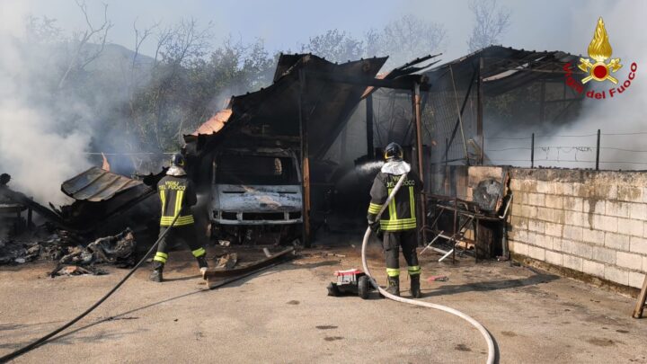 INCENDIO A FORINO: DISTRUTTO CAPANNONE, FERITE DUE PERSONE