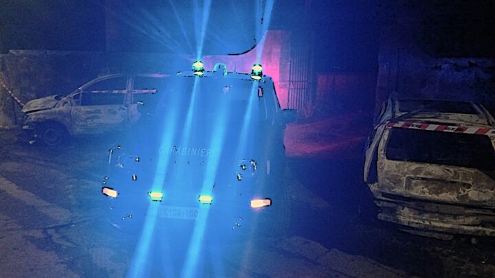 Montoro (AV) – Nella notte due auto distrutte da un incendio in via Vigna: indagini in corso