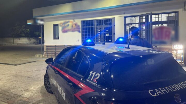 Furto nella notte a Baiano: colpita attività commerciale, indagano i Carabinieri