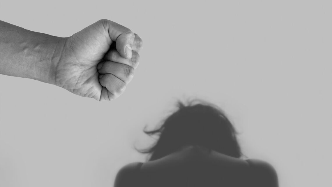 Casoria, la terapia che si è trasformata in violenza: arrestato psicoterapeuta