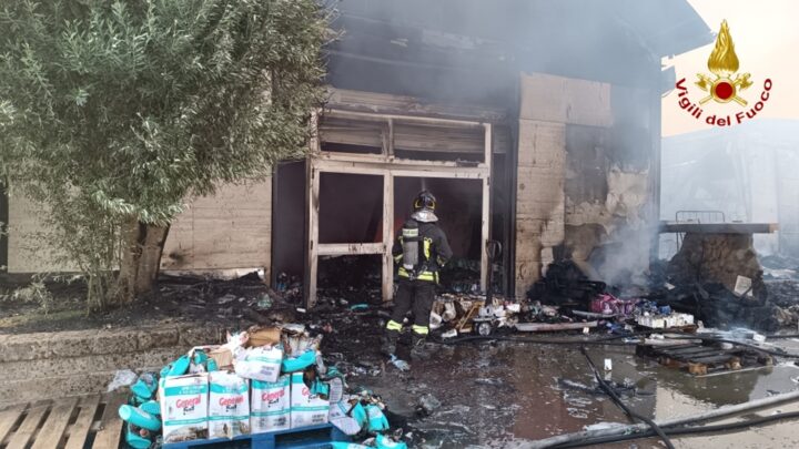 Incendio a Monteforte Irpino: Intervento dei Vigili del Fuoco per Spegnere Vasto Incendio in un Deposito di Detersivi