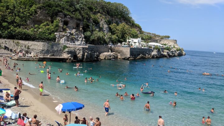 Una Spiaggia Libera e Accessibile a Marina di Puolo: Inclusione e Servizi Gratuiti per i Disabili