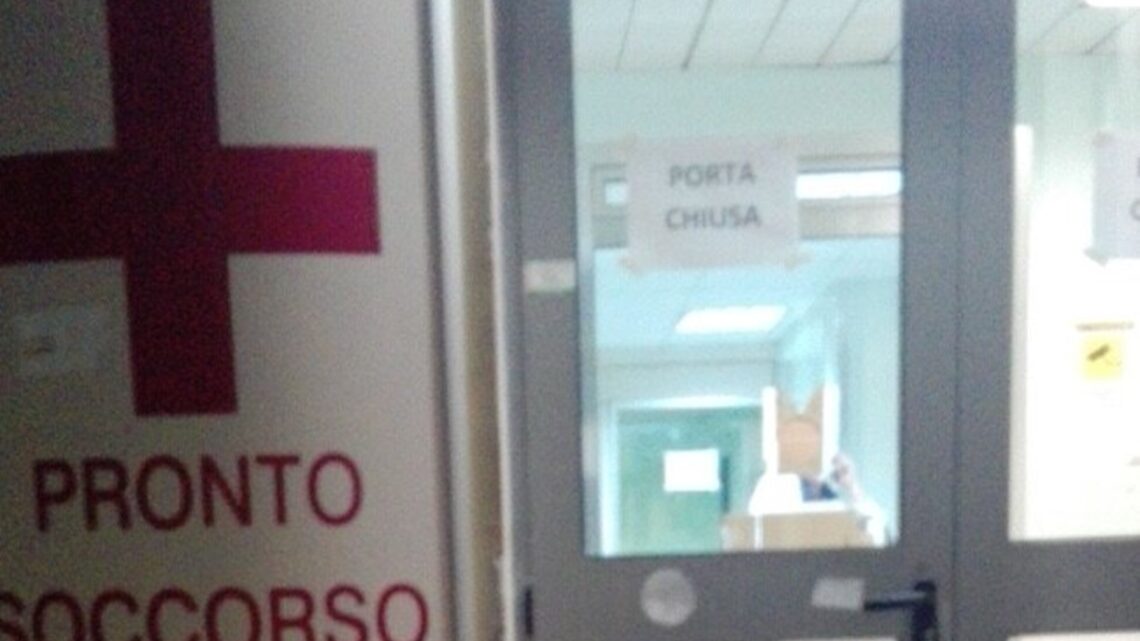 Aggressione al Pronto Soccorso di Castellammare di Stabia: 49enne colpisce tre guardie giurate e distrugge una parete in vetro