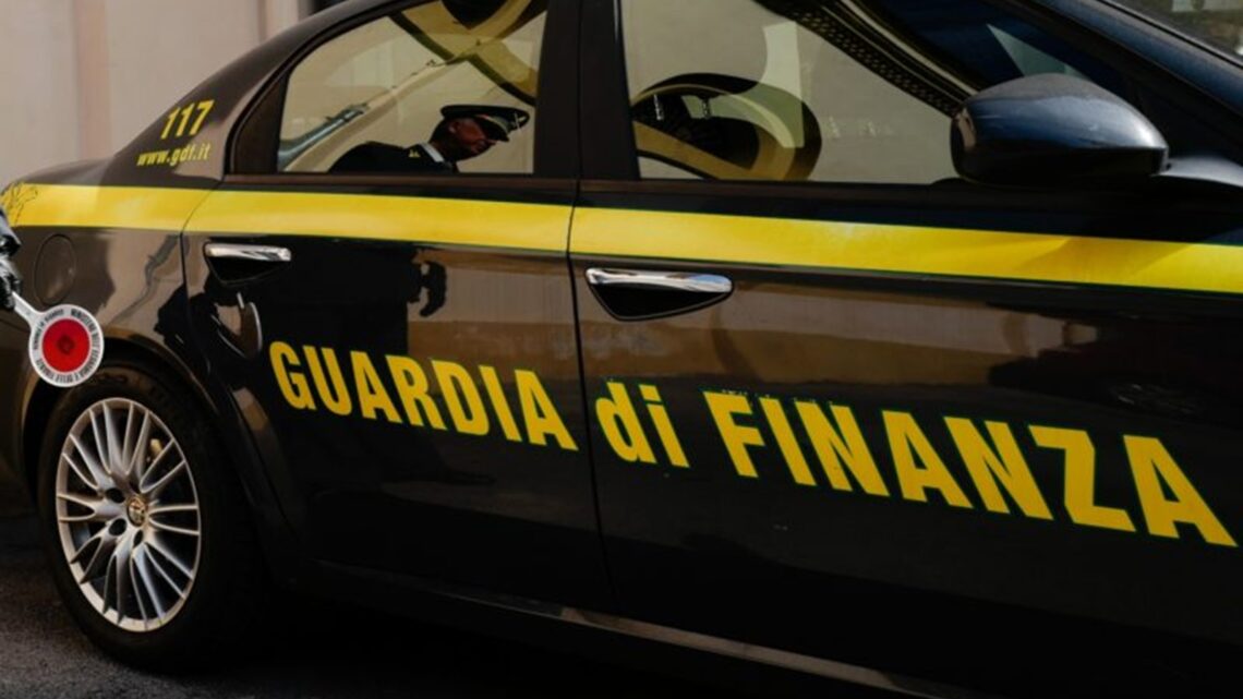 Sequestrati oltre 2 milioni di articoli contraffatti tra Napoli e provincia, trovati cosmetici contenenti sostanze cancerogene