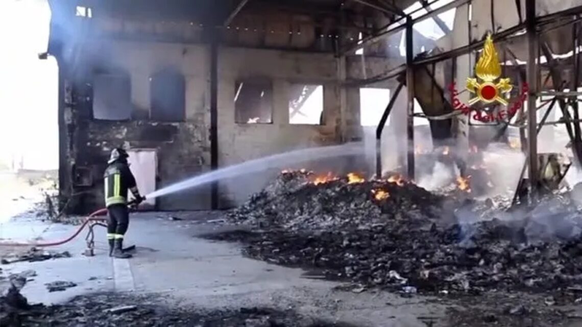 INCENDIO A TEANO, VIGILI DEL FUOCO AL LAVORO DA OLTRE UNA SETTIMANA: IPOTESI DOLOSA SEMPRE PIÙ CONCRETA