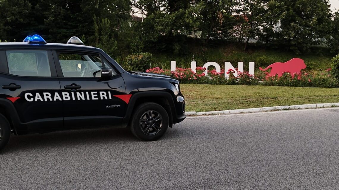 Lioni (AV): Infrange il finestrino di un’auto e ruba un borsello. I Carabinieri recuperano la refurtiva e denunciano una persona