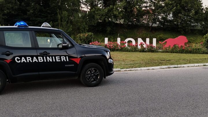 Lioni (AV): Infrange il finestrino di un’auto e ruba un borsello. I Carabinieri recuperano la refurtiva e denunciano una persona