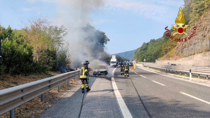 Incendio su A16, famiglia napoletana in salvo: intervento dei Vigili del Fuoco di Avellino