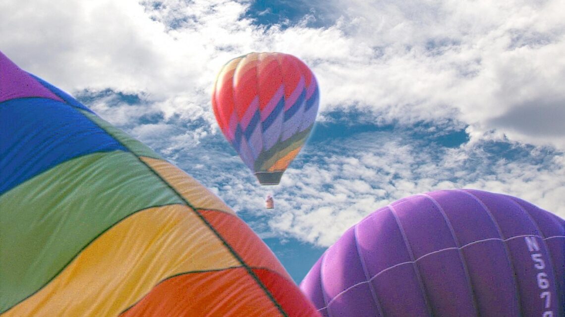 Paestum si prepara a volare: torna il Festival delle Mongolfiere tra storia e magia nel cielo del Cilento
