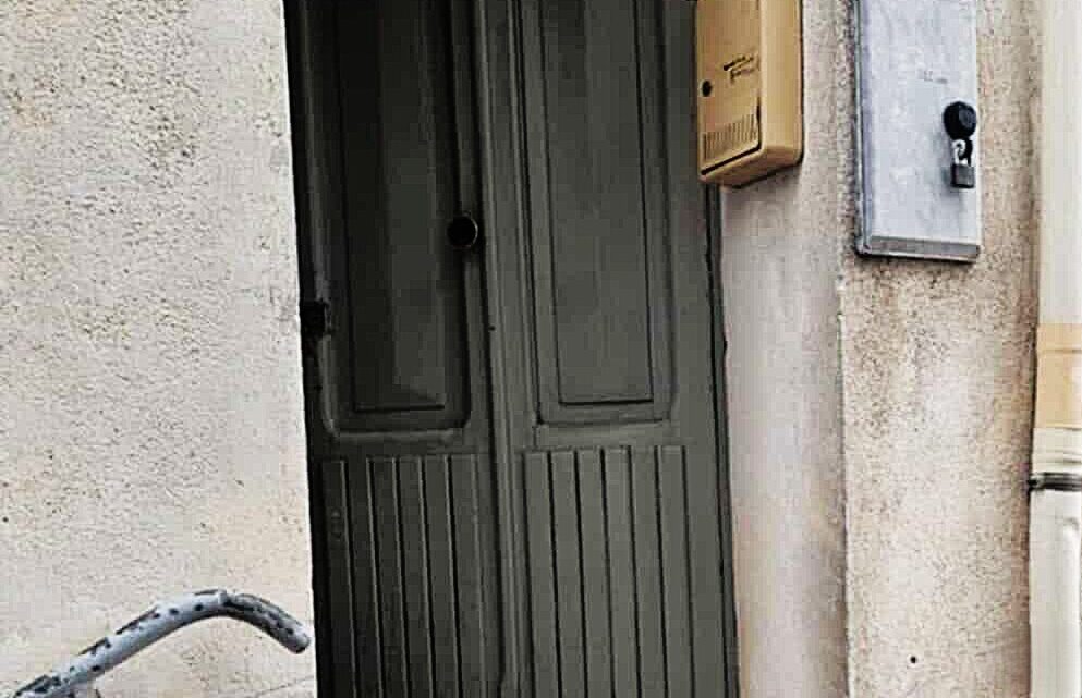 Dramma della solitudine a Polla: uomo trovato morto in casa