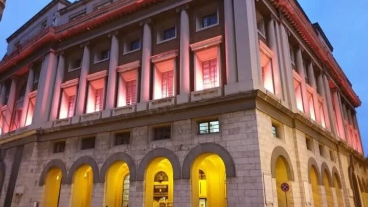 La facciata del Comune di Salerno si tinge di rosa: al via la Campagna Nastro Rosa AIRC 2025
