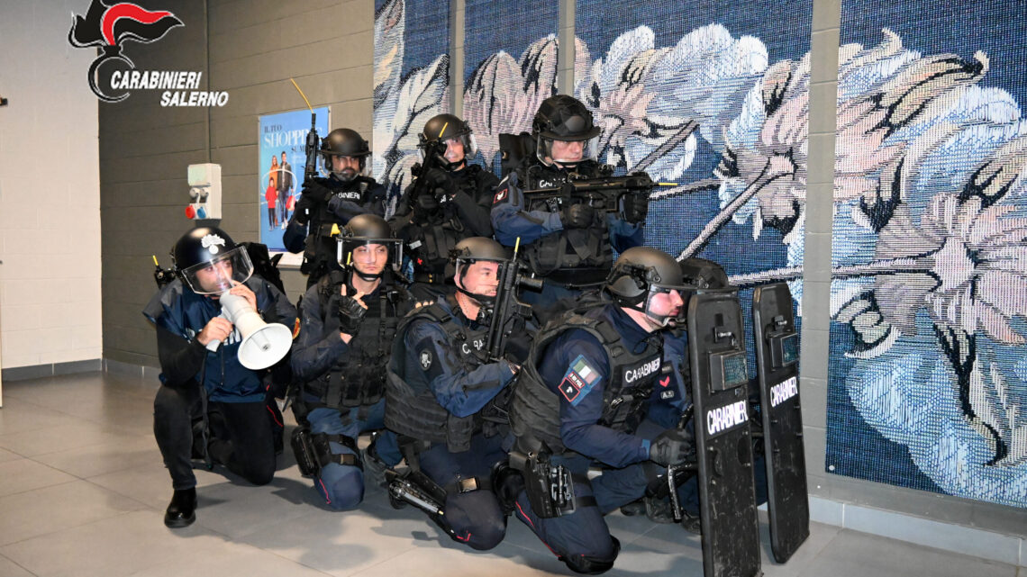 SALERNO — ESERCITAZIONE AD ALTA INTENSITÀ DEI REPARTI SPECIALI DELL’ARMA DEI CARABINIERI AL CENTRO COMMERCIALE “LE COTONIERE”