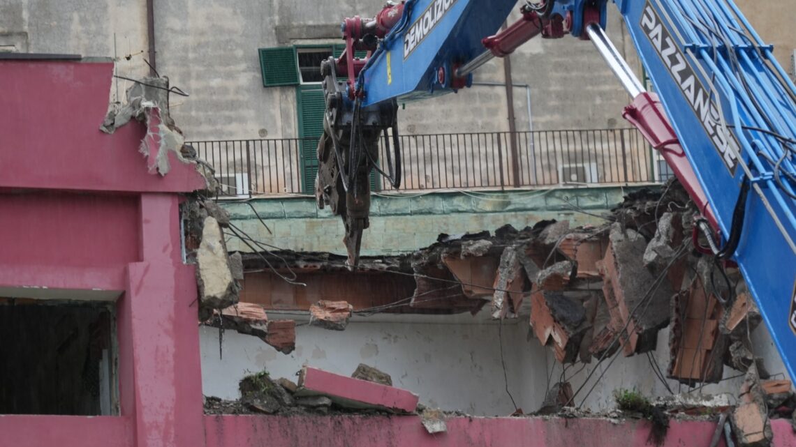 Via Pellegrino, al via la demolizione della ex scuola elementare: nasce la nuova caserma dei Carabinieri
