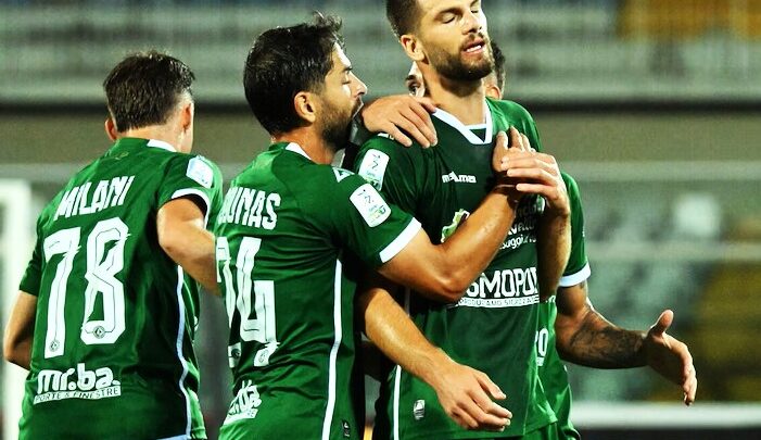 UN  ARBITRO  MIOPE  CI  TOGLIE  UN  PUNTICINO