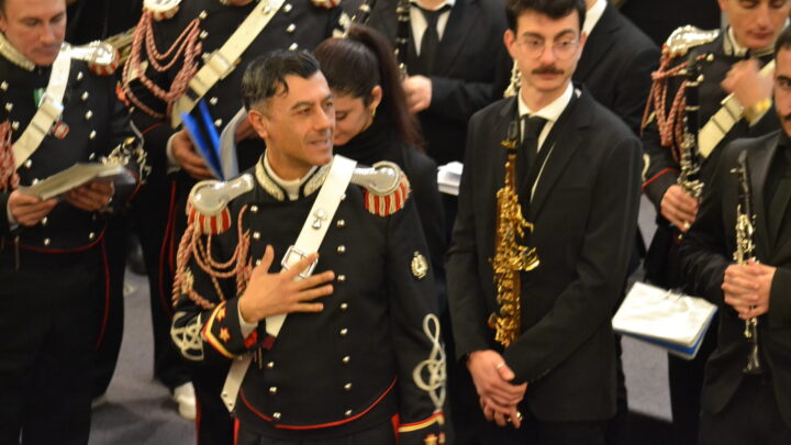 La Fanfara dei Carabinieri al Moscati di Avellino: quando la musica incontra la cura e l’uniforme -FOTO/VIDEO