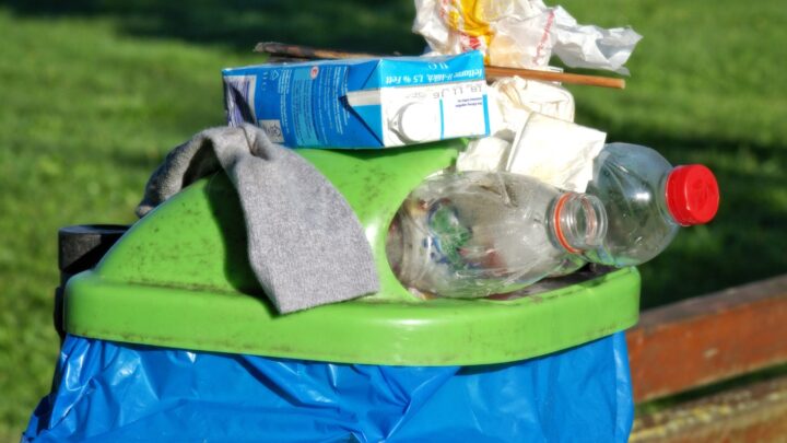 Rifiuti a Pagani, tagli al personale ma il canone resta invariato: la denuncia della consigliera Sessa