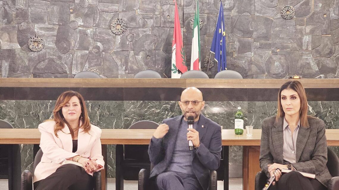 Baronissi, sala gremita per Luca Trapanese: Anna Petta rilancia l’impegno del Comune sulle politiche sociali e l’inclusione