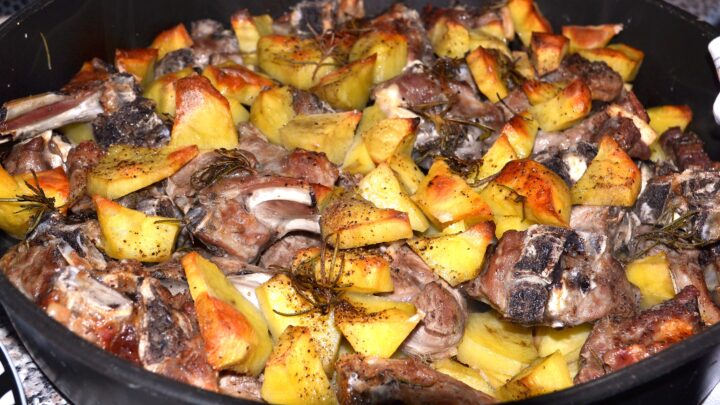 Capretto al forno con patate sale & pepe: la ricetta perfetta per Pasqua