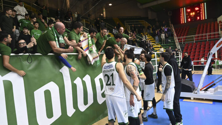 Agguato ai tifosi della Scandone Avellino dopo la gara a Caserta: feriti tra gli “Only Wolves”