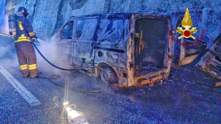 Monteforte Irpino, autocarro in fiamme sull’A16: intervento dei Vigili del Fuoco