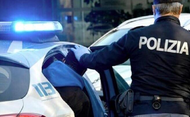 NAPOLI – Rapina in pieno centro: arrestato 35enne, caccia al complice