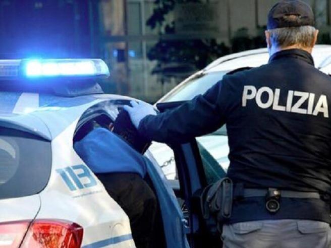 NAPOLI – Rapina in pieno centro: arrestato 35enne, caccia al complice