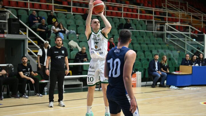 La Scandone Avellino continua a volare e conquista la decima vittoria consecutiva battendo la Tiber Roma con il punteggio di 86-73 al Pala Del Mauro.