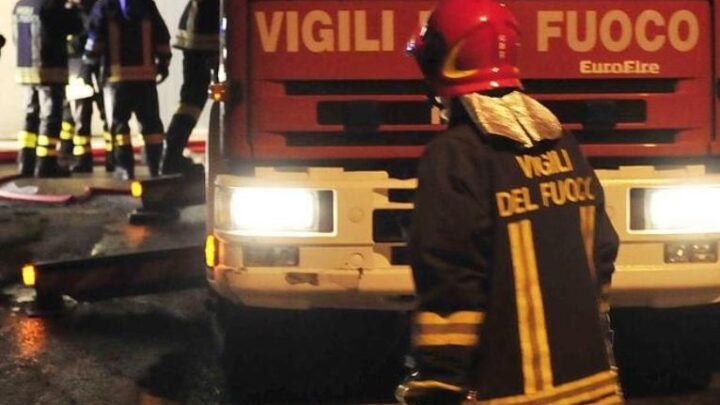 Incendio doloso nella notte a Laurino: famiglia si salva