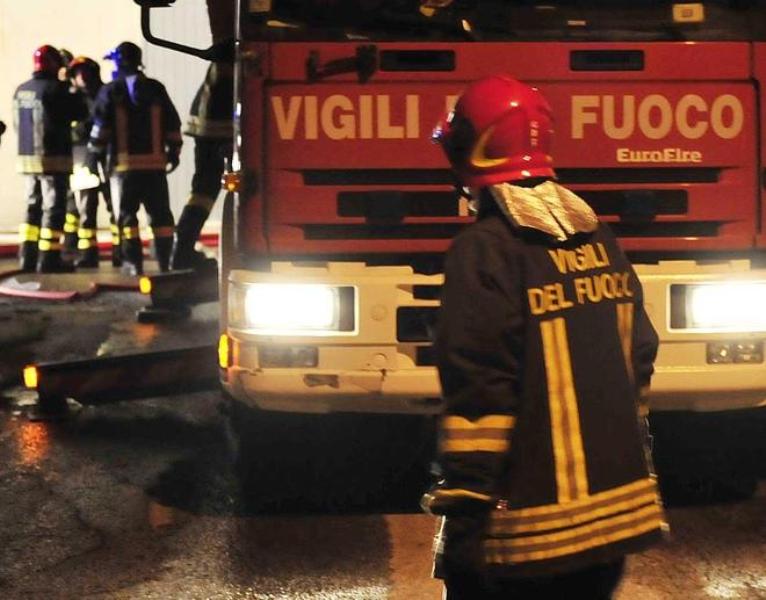 Incendio doloso nella notte a Laurino: famiglia si salva