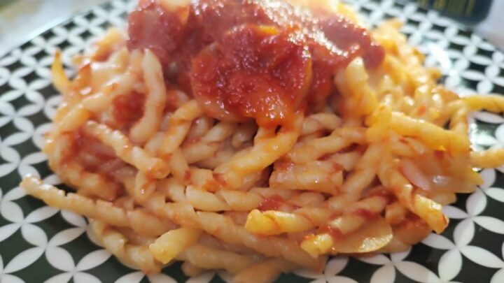Fusilli freschi burro cipolla e pomodoro